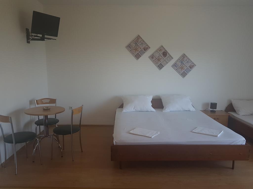 Apartments Plazibat Škrip Buitenkant foto
