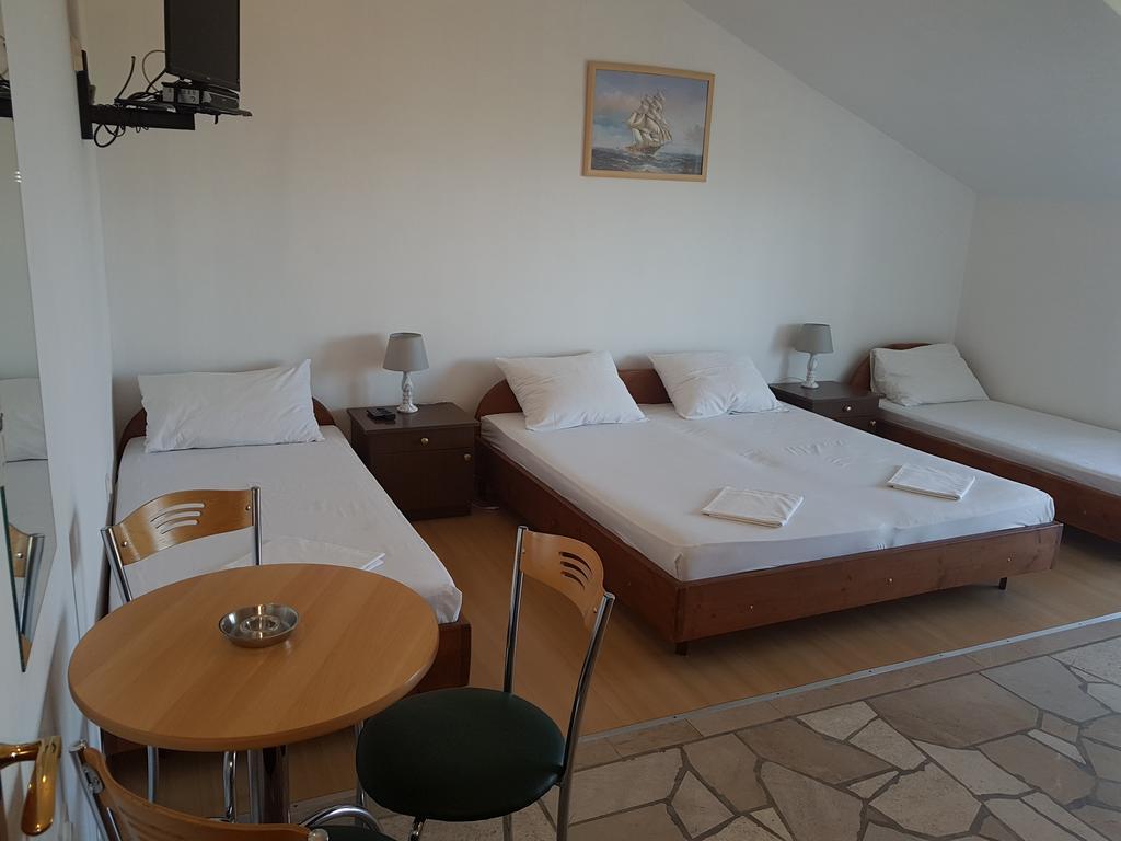 Apartments Plazibat Škrip Buitenkant foto